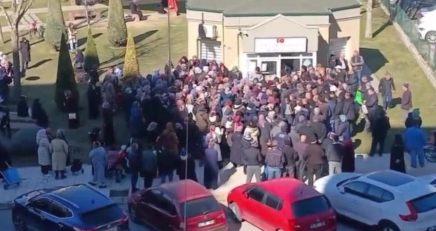 Gelecek Partili Bekiroğlu’ndan, Çorum Belediye Başkanı Aşgın’a: “Keşke Çorum’daki mağdurları da görseniz” Gelecek Partisi Genel Başkan Yardımcısı Rumi Bekiroğlu, Suriye'nin Başkenti Şam'da