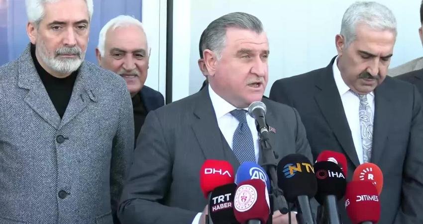 Gençlik ve Spor Bakanı Bak, Diyarbakır’da konuştu: “Terörsüz Türkiye süreci içerisinde bütün Türkiye’yi kucaklıyoruz” Gençlik ve Spor Bakanı Osman Aşkın Bak, Diyarbakır’da yaptığı açıklamada;