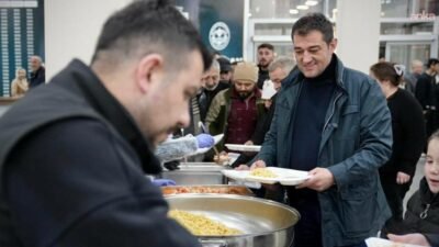 Giresun Belediye Başkanı Fuat Köse, belediyenin kurduğu iftar sofrasında vatandaşlarla