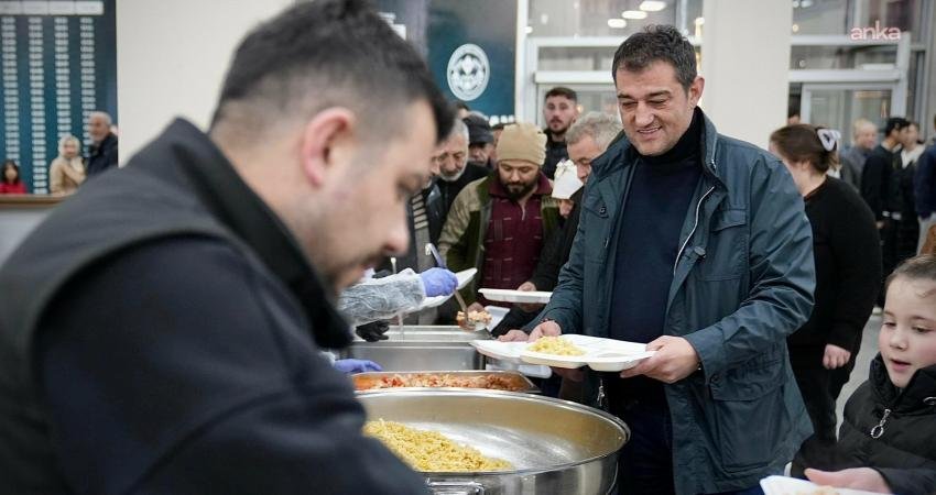 Giresun Belediye Başkanı Fuat Köse, belediyenin kurduğu iftar sofrasında vatandaşlarla