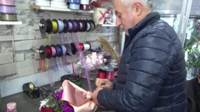 Edirne'de 14 Şubat Sevgililer Günü yaklaşırken çiçekçilerde hazırlıklar sürüyor. Bu özel