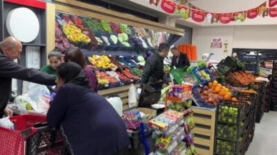 Hakkari'nin Yüksakova ilçesinde ramazan alışverişi hareketliliğine rağmen yurttaşların ortak şikâyeti yüksek