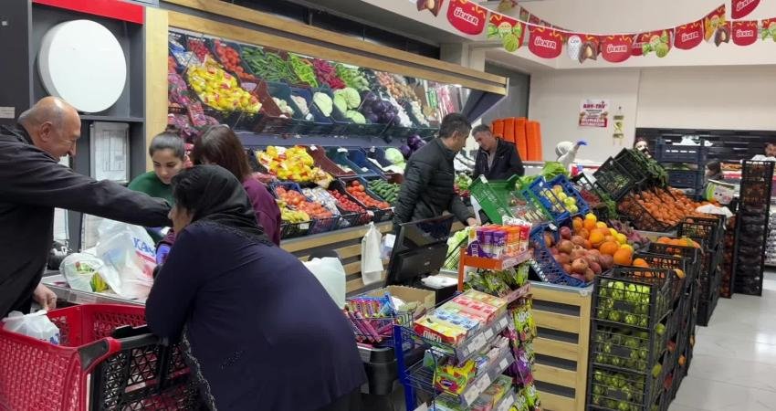 Hakkari'nin Yüksakova ilçesinde ramazan alışverişi hareketliliğine rağmen yurttaşların ortak şikâyeti yüksek