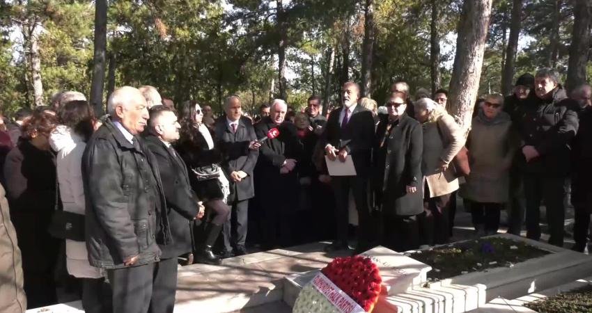 Hasan Âli Yücel, mezarı başında anıldı… Suat Özçağdaş: “Cumhuriyetçiler, üniversiteleri özgür, demokratik alanlar olarak düşünmüşlerdir” Eski Milli Eğitim Bakanı, yazar ve şair Hasan Âli Yücel,