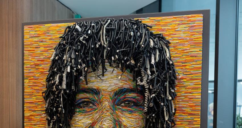 Hastane atıkları portreye dönüştü Hastanelerde ortaya çıkan medikal atıklar, Deniz Sağdıç’ın yorumuyla sürdürülebilir sanat