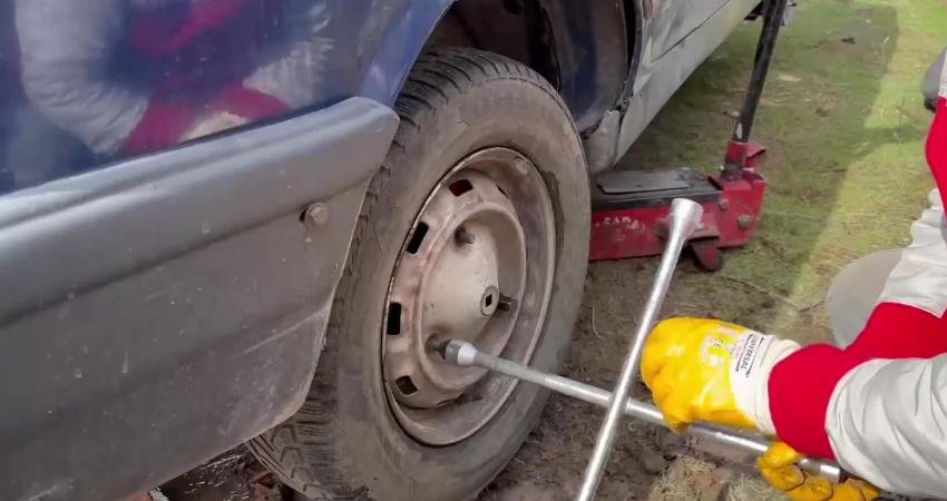 Aksaray’da aracının dört lastiği ve jantları hırsızlar tarafından çalınan vatandaşın