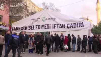 Çankaya Belediye Başkanı Hüseyin Can Güner, Cebeci'deki iftar çadırında vatandaşlarla