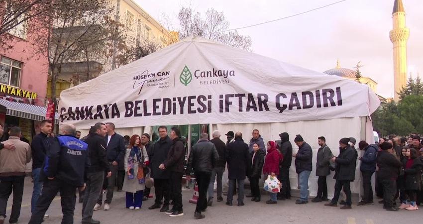Çankaya Belediye Başkanı Hüseyin Can Güner, Cebeci'deki iftar çadırında vatandaşlarla