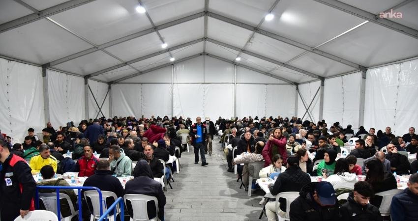 İBB, Ramazan’da 500 bin kişiye iftar hizmeti verecek Ramazan ayıyla ilgili hazırlıklarını tamamlayan İstanbul Büyükşehir Belediyesi (İBB), iftar