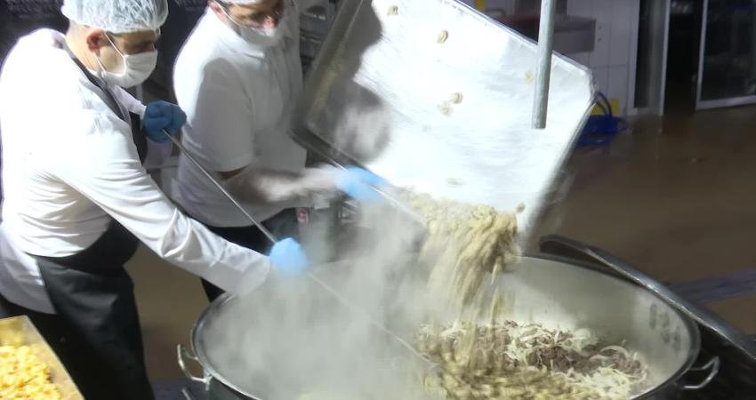 İftar bereketi İzmir Büyükşehir’in aşevinden sofralara uzanıyor Ramazan ayında birlik ve dayanışma ruhunu büyüten İzmir Büyükşehir Belediyesi,