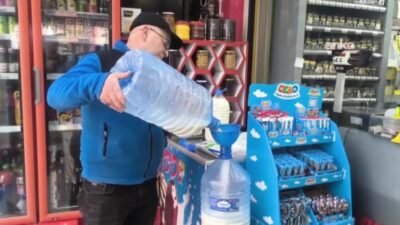 Iğdır’da şarküteri işletmeciliği yapan İrfan Kurtgan, "Ayın biri itibarıyla süte