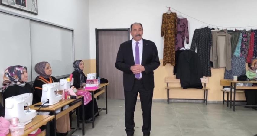 Iğdır’da kadınlar dikiş kursuyla hem öğreniyor hem kazanıyor Iğdır’da Şehit Piyade Er Erdem Yüce İlkokulu bünyesinde açılan dikiş