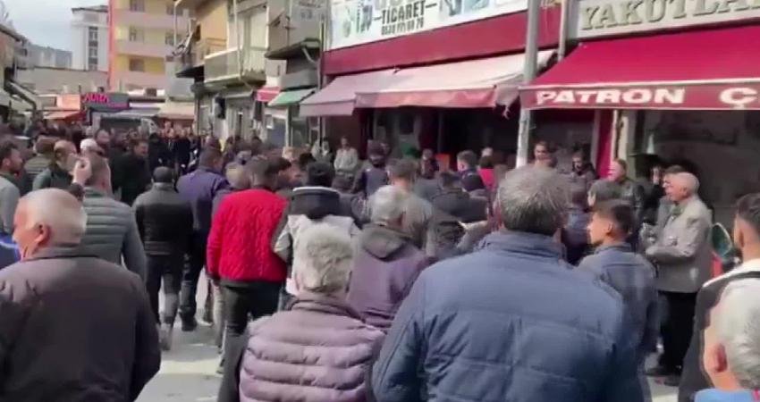 Iğdır’da zabıtalar ile seyyar satıcılar arasında çıkan tartışmaya dahil olan yurttaşlar tezgahları teslim etmedi Iğdır'da zabıta ekipleri seyyar satıcıların tezgahlarına el koymak istedi. Zabıta