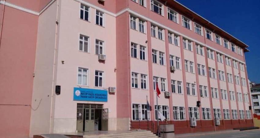 İstanbul İl Milli Eğitim Müdürlüğü, okulda “selefi yemini” okutulmasına ilişkin soruşturma başlattı İstanbul İl Milli Eğitim Müdürlüğü, Arnavutköy'deki Necip Fazıl Kısakürek İmam-Hatip Ortaokulu’nda