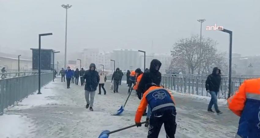 İstanbul Valiliği’nden fırtına ve kar uyarısı İstanbul Valiliği kuvvetli rüzgarla birlikte bu gece hava sıcaklığının 1