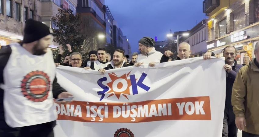 İşten çıkarılan ŞOK Depo işçileri Trabzon’da yürüdü: Alın terimizin karşılığı sistemli şekilde gasp edilmekte Trabzon’da, ŞOK Marketler deposunda çalışan Depo, Liman, Tersane ve Deniz