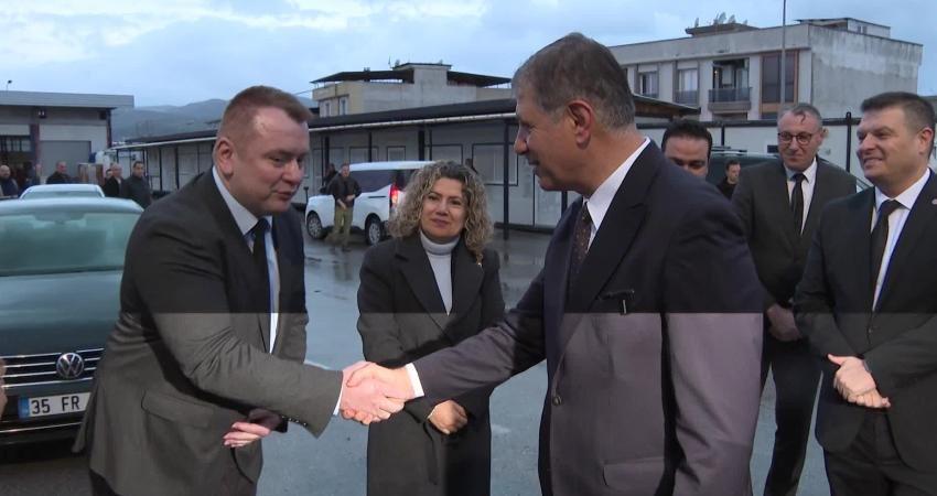 İzmir Büyükşehir Belediye Başkanı Cemil Tugay, güne ESHOT’ta başladı. Personelle