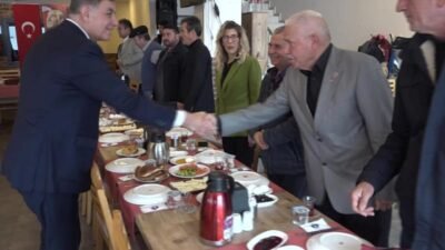 Urla’da muhtarlarla bir araya gelerek talep ve önerilerini dinleyen İzmir