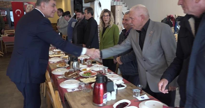 İzmir Büyükşehir Belediye Başkanı Tugay: İzmir için durmadan çalışacağız Urla’da muhtarlarla bir araya gelerek talep ve önerilerini dinleyen İzmir