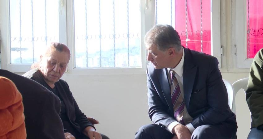 İzmir Büyükşehir Belediye Başkanı Tugay’dan şehit Hava Pilot Binbaşı İbrahim Bolat’ın ailesine taziye ziyareti İzmir Büyükşehir Belediye Başkanı Cemil Tugay, F-16 uçağının kaza kırıma