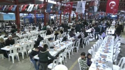 İzmir Büyükşehir Belediyesi, ramazanın ikinci gününde Bayraklı’da kurduğu iftar sofrasında