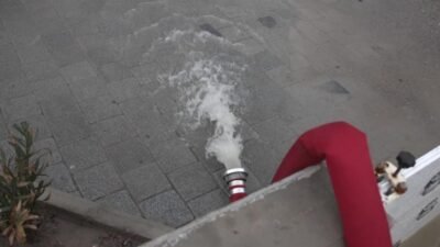 İzmir Büyükşehir Belediyesi ekipleri, kentte gece saatlerinden itibaren etkili olan