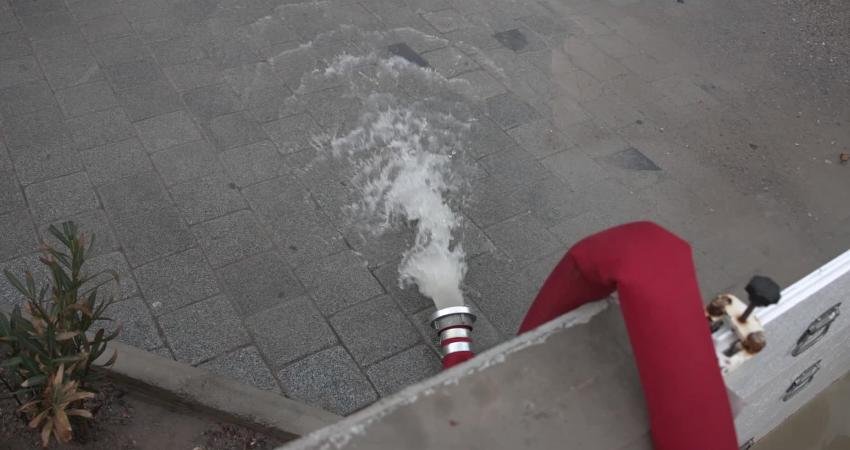 İzmir Büyükşehir Belediyesi ekipleri, kentte gece saatlerinden itibaren etkili olan