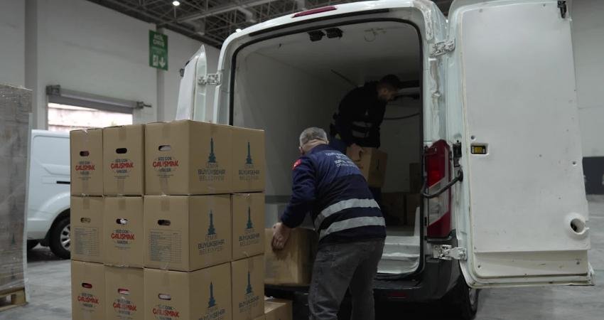 İzmir Büyükşehir Belediyesi’nden 65 bin sofraya ramazan desteği İzmir Büyükşehir Belediyesi, ramazan öncesi 65 bin ihtiyaç sahibi haneye