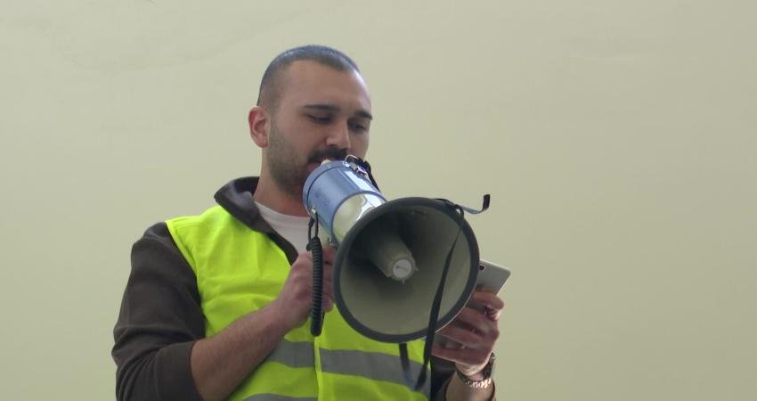 İzmir Büyükşehir’den çalışanlara kapsamlı afet tatbikatı İzmir Büyükşehir Belediyesi, çalışanlarına acil durum bilinci kazandırmak ve olası