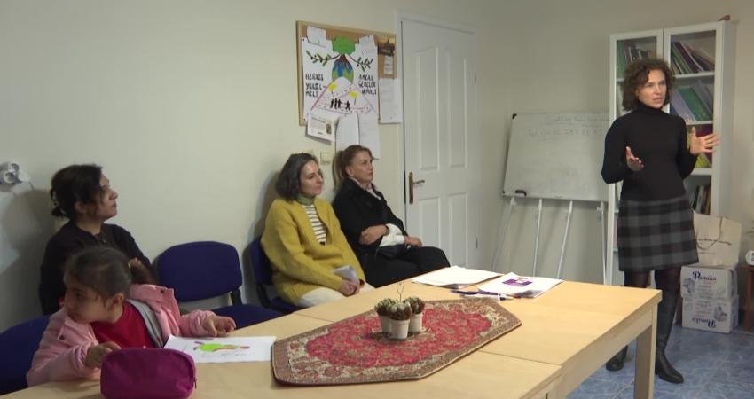 İzmir Büyükşehir’den mobil kuaförlük hizmeti İzmir Büyükşehir Belediyesi’nin Güçlenme Durağı Mobil Kuaförlük Hizmeti, kadınların hem