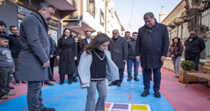 Toplum Çalışmaları Enstitüsü’nün raporuna göre İzmir Büyükşehir Belediyesi, çocuk politikalarını