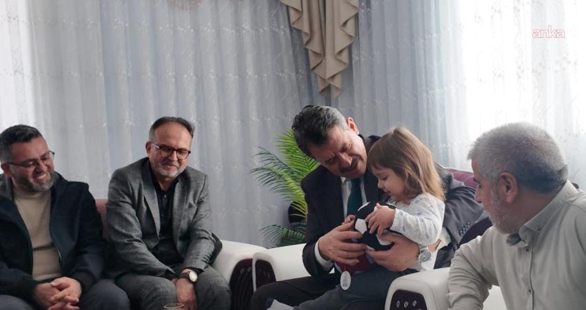 İzmir Cumhuriyet Başsavcısı Yeldan’dan, Mihriban Yılmaz’ın ailesine taziye ziyareti İzmir Cumhuriyet Başsavcısı Ali Yeldan, Bornova'da kayıp olarak aranırken cansız