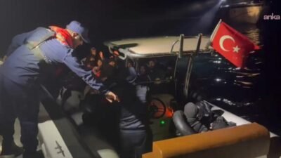 İzmir’in Urla ilçesi açıklarında Sahil Güvenlik ekiplerince durdurulan lastik botta,