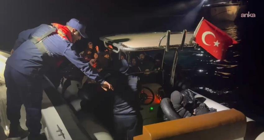 İzmir’in Urla ilçesi açıklarında Sahil Güvenlik ekiplerince durdurulan lastik botta,