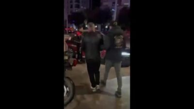 İzmir’de, polis ekiplerinin aranan şahıslara yönelik yaptığı çalışmalarda, hakkında “silahla