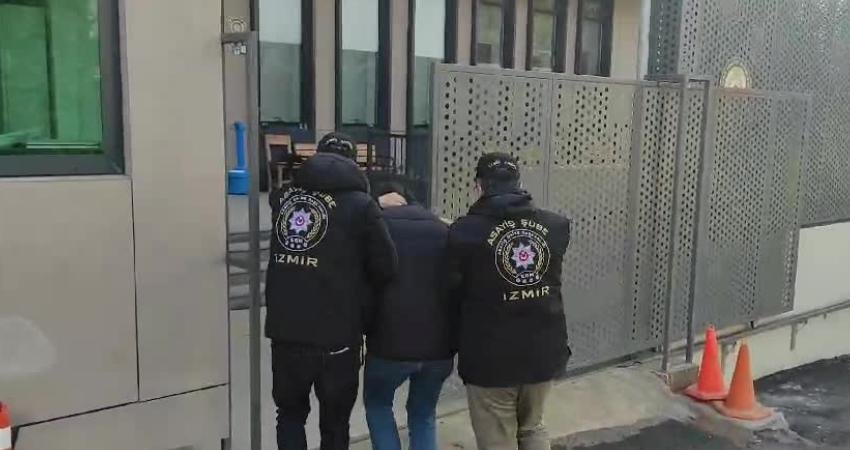 İzmir’de 24 yıl 7 ay hapis cezası bulunan firari yakalandı İzmir’de hakkında 24 yıl 7 ay kesinleşmiş hapis cezası bulunan