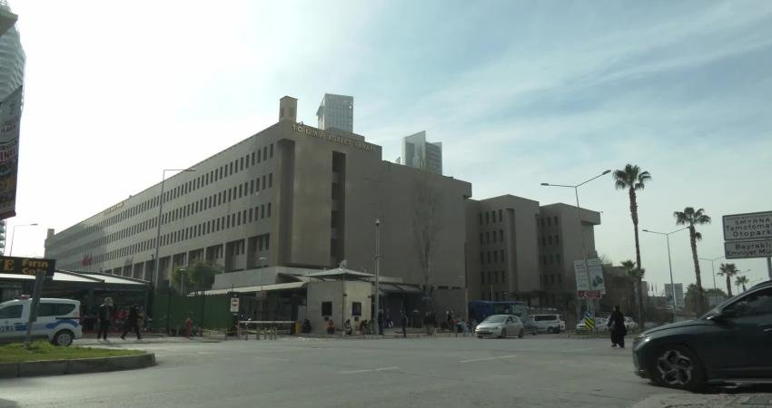 İzmir Barosu’na kayıtlı bir avukat hakkında, emniyette müvekkilinin gördüğünü öne