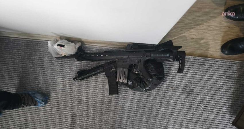 İzmir’in Konak ilçesinde 10 adrese eş zamanlı düzenlenen operasyonlarda yaklaşık