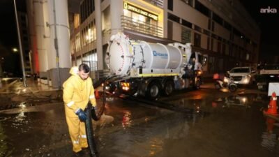 İzmir’de gün boyunca etkili olan yağmur, düşen hava basıncı ve