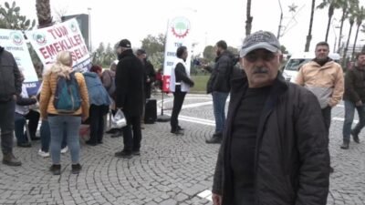 İzmir Konak’ta bir araya gelen emekliler, artan hayat pahalılığına karşı
