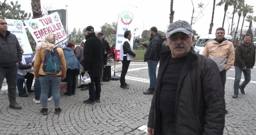 İzmir Konak’ta bir araya gelen emekliler, artan hayat pahalılığına karşı