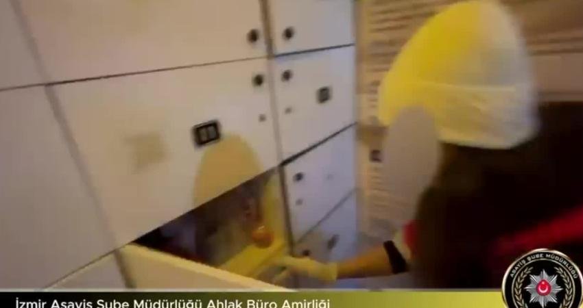 İzmir’de fuhşa aracılık şüphelisi 6 kişi tutuklandı, 13 mağdur kadın kurtarıldı Karşıyaka Cumhuriyet Başsavcılığı'nın “masaj salonu” adı altında fuhşa aracılık ve