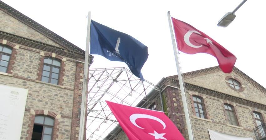 İzmir’de Meslek Fabrikası’na, Atatürk’ün imzaladığı kararnameyle Büyükşehir Belediyesi mülkiyetine geçtiğini gösteren resmi belgenin görselleri asıldı İzmir Büyükşehir Belediyesi, kendi mülkiyetindeki bazı taşınmazlara Vakıflar Genel Müdürlüğü
