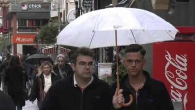 İzmir’de etkili olan sağanak, özellikle Alsancak bölgesinde hayatı olumsuz etkiledi.