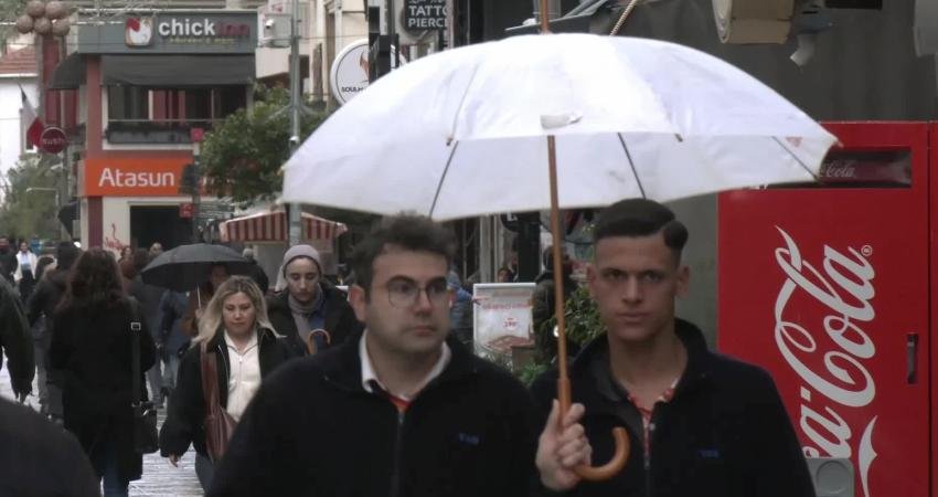 İzmir’de etkili olan sağanak, özellikle Alsancak bölgesinde hayatı olumsuz etkiledi.