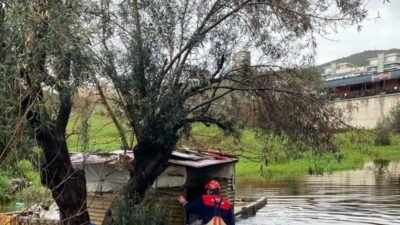 İzmir Büyükşehir Belediyesi İtfaiye Dairesi Başkanlığı ekipleri, sağanak yağış nedeniyle