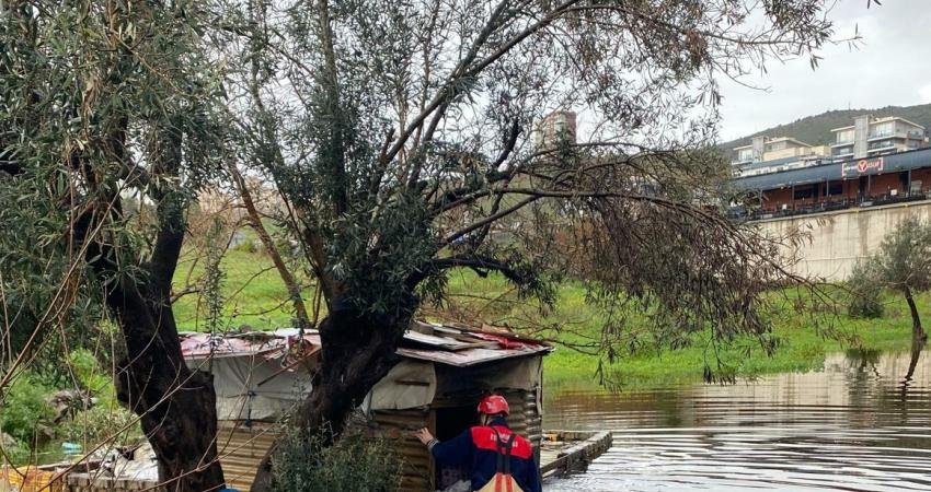 İzmir Büyükşehir Belediyesi İtfaiye Dairesi Başkanlığı ekipleri, sağanak yağış nedeniyle