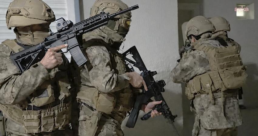 İzmir’de suç örgütüne operasyon: 18 gözaltı İzmir’de, liderliğini S.B’nin yaptığı öne sürülen suç örgütü ile örgüte