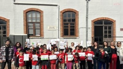 İzmir Büyükşehir Belediyesi’nin çocukların kitaplarla kurduğu bağı güçlendirmeyi ve okuma