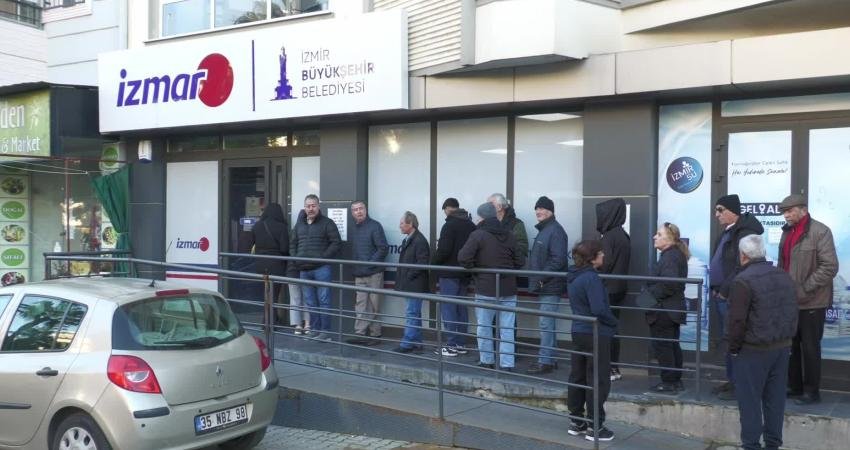 İzmirliler ramazan alışverişi için İZMAR’a yöneldi…“Dışarıda marketlere girilecek gibi değil” Artan hayat pahalılığı nedeniyle ramazan alışverişi için İzmir Büyükşehir Belediyesi'nin İzmir